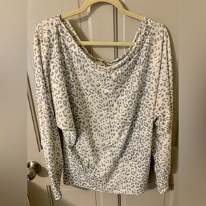 NWOT Fantastic Fawn snow leopard sweater top size L